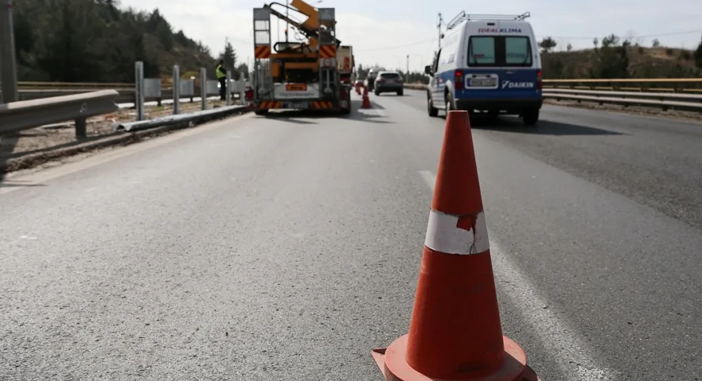 Εργασίες τοποθέτησης κιγκλιδωμάτων στην Εθνική Οδό 16 Θεσσαλονίκης- Γαλάτιστας- Αρναίας- Παλαιοχωρίου από την ΠΚΜ