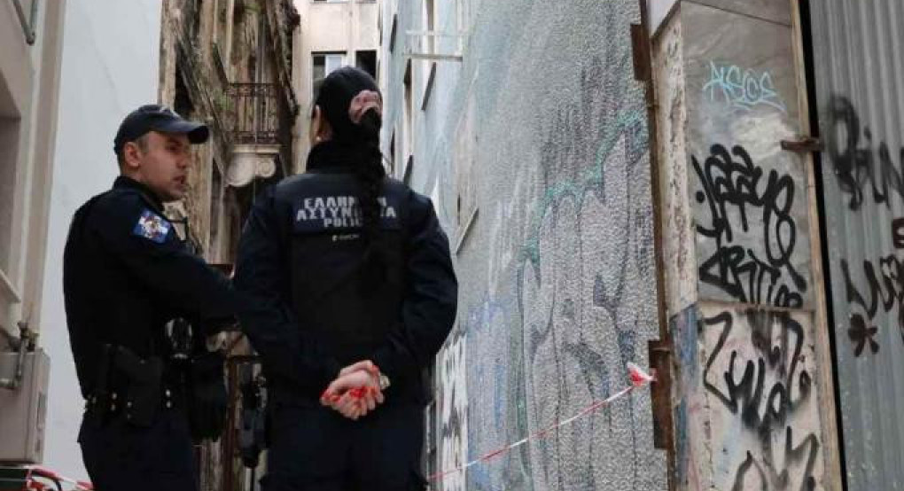 Κάμερα κατέγραψε τι έγινε πριν την πτώση της 30χρονης στην Αθήνα: Ο Ιταλός την έκλεισε έξω από το σπίτι, έσπασε μόνη της το τζάμι