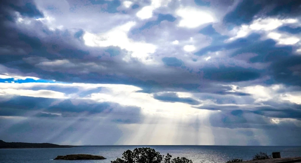Καιρός: Νεφώσεις και τοπικές βροχές