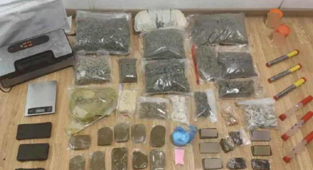 Χειροπέδες σε 27χρονο που παρέλαβε ταχυδρομικό δέμα με 2 κιλά χασίς