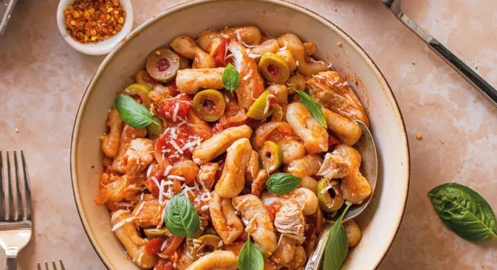 Τι τρώμε σήμερα Τετάρτη- Γκόγκες με κοτόπουλο και κόκκινη σάλτσα με φέτα