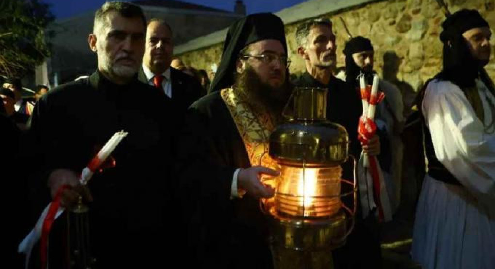 Έφτασε στο Μετόχι του Παναγίου Τάφου το Άγιο Φως - Θα ταξιδέψει σε 18 σημεία σε όλη την Ελλάδα