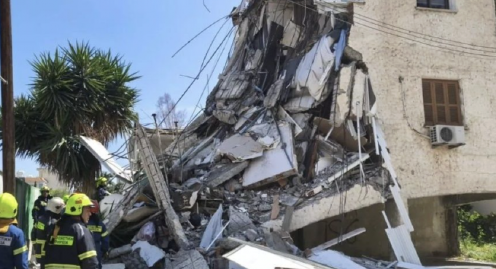 Κατέρρευσε διώροφη πολυκατοικία στην Κύπρο - Αναφορές για ένα εγκλωβισμένο άτομο