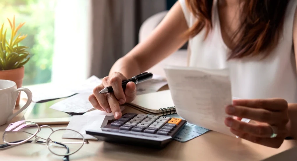 Τα νέα όρια, τα ποσά και τα «ψιλά γράμματα» για συντάξεις, ενοίκια και οικογένειες με παιδιά