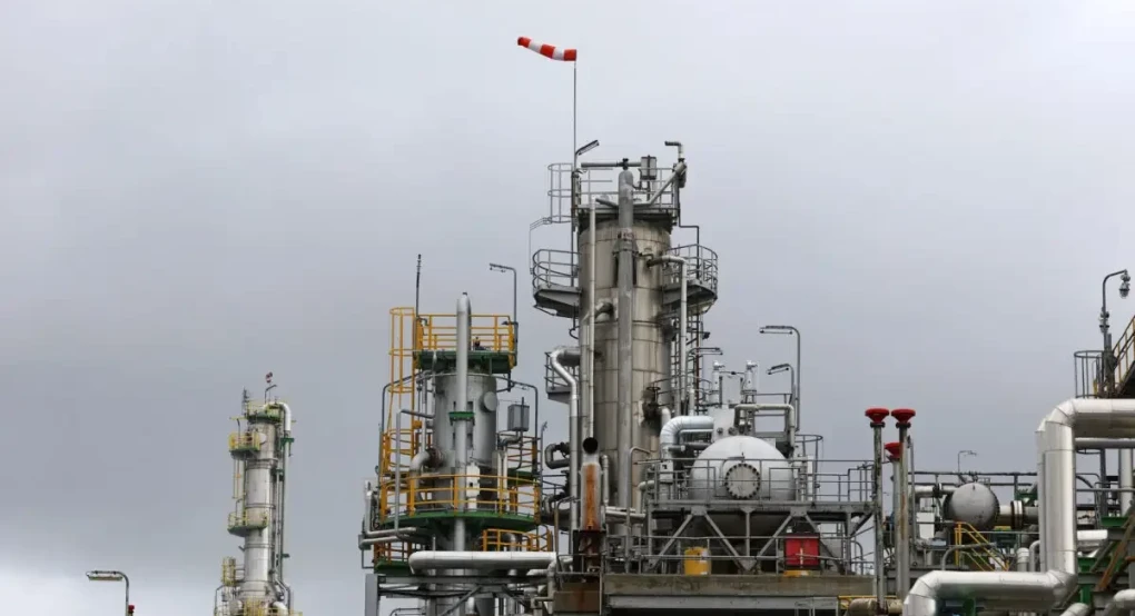 Το πετρέλαιο συνεχίζει πάνω από τα 100 δολάρια – Η αγορά ανησυχεί για το αδιέξοδο στις ειρηνευτικές επαφές και τον αποκλεισμό των Στενών του Ορμούζ