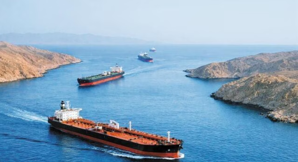 Γεωπολιτικός «μοχλός» διαπραγμάτευσης τα Στενά του Ορμούζ για ΗΠΑ και Ιράν – Σε κρίση η ναυσιπλοΐα