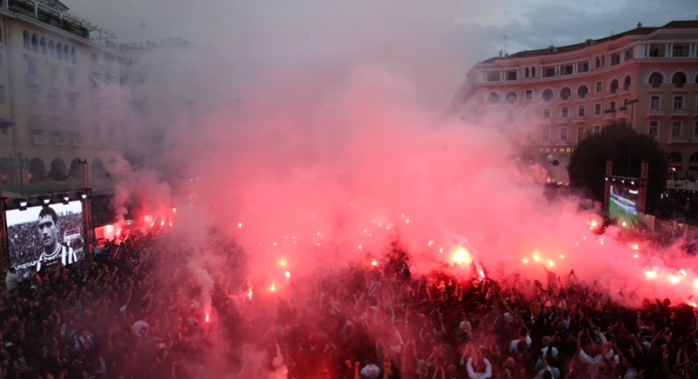 Το τρομερό pyro show των οπαδών του ΠΑΟΚ στην Πλατεία Αριστοτέλους