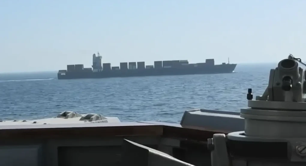 «Εκκενώστε το μηχανοστάσιο, ετοιμαζόμαστε για πυρά ακινητοποίησης»: Aντιτορπιλικό των ΗΠΑ σταμάτησε ιρανικό πλοίο που επιχείρησε να σπάσει τον αμερικανικό αποκλεισμό