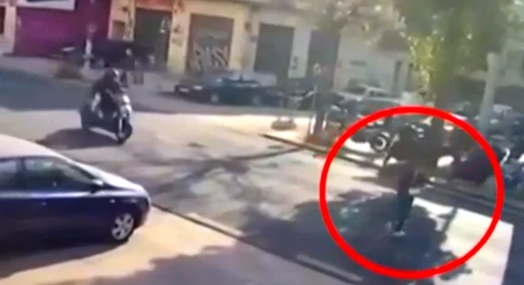 Μάχη για τη ζωή της δίνει η 16χρονη που παρασύρθηκε από σκούτερ στη Λιοσίων – Η εγκατάλειψη, ο ανήλικος Σουδανός και το βαρύ του παρελθόν