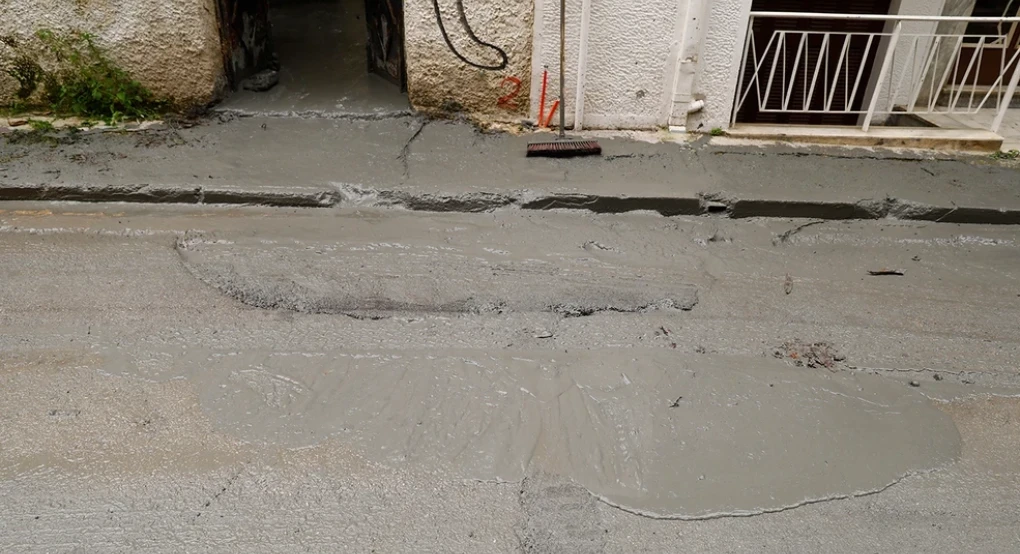 Κυψέλη: Πλημμύρισαν δρόμοι με υγρό τσιμέντο – Αναβλύζει ασταμάτητα από την αυλή εγκαταλελειμμένου κτιρίου
