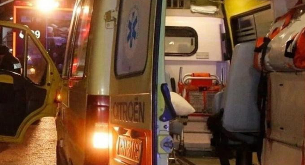 Βόλος: Ασθενοφόρο έπιασε φωτιά στην εθνική οδό - Στο νοσοκομείο το πλήρωμα