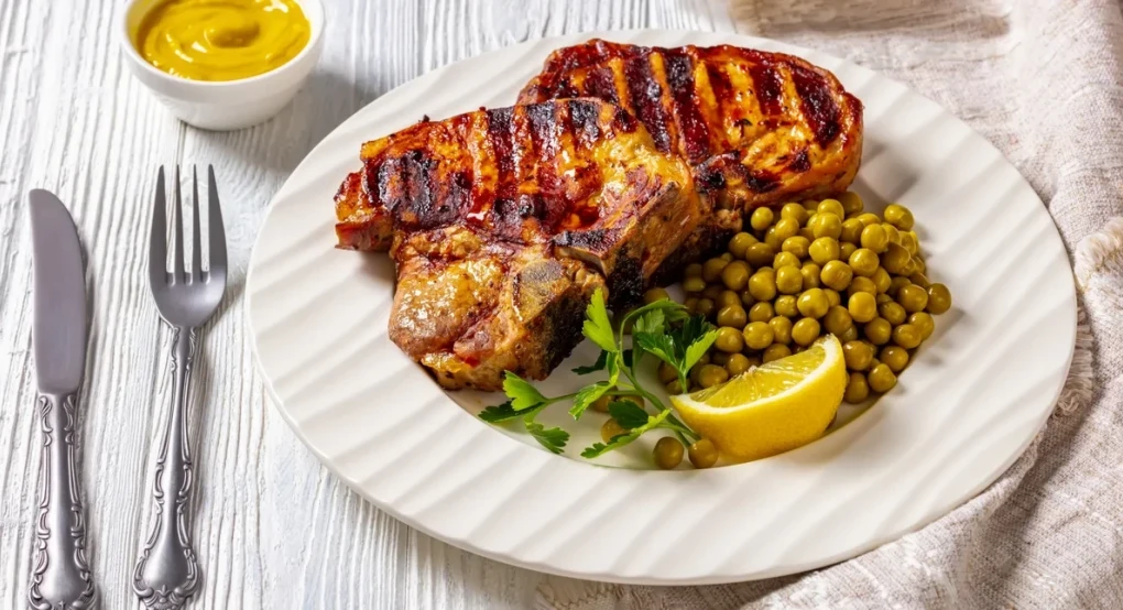 Συνταγή για χοιρινές μπριζόλες με σάλτσα μουστάρδας και αρακά -Έτοιμες σε 20’