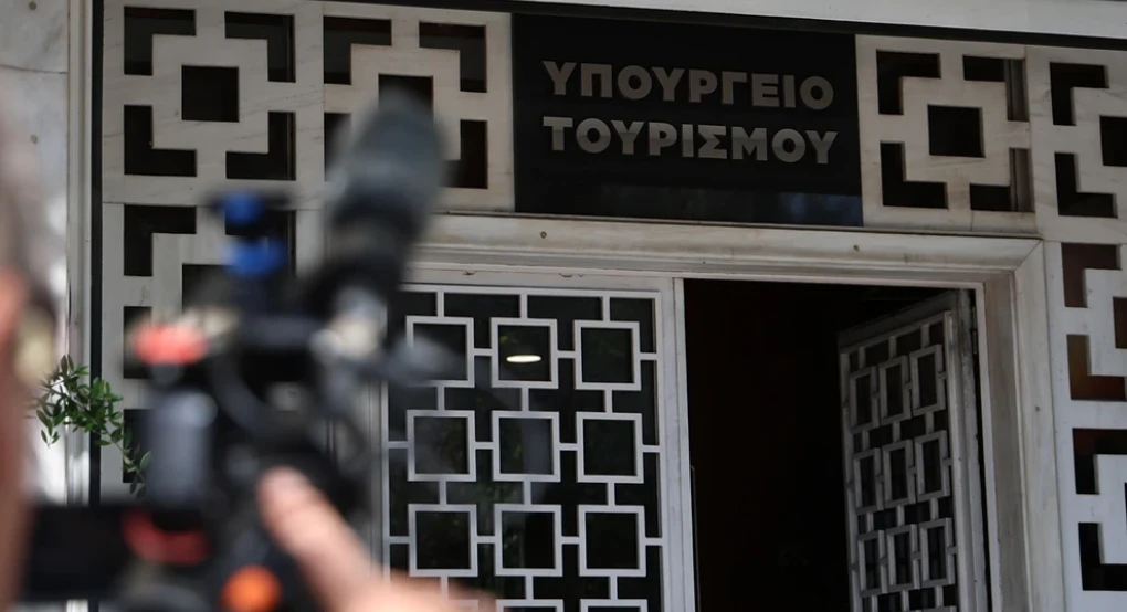 Τραγωδία στο υπουργείο Τουρισμού: Γυναίκα έπεσε από τον 2ο όροφο και σκοτώθηκε – Συνάδελφος την είδε να ανοίγει το παράθυρο και να πηδάει στο κενό