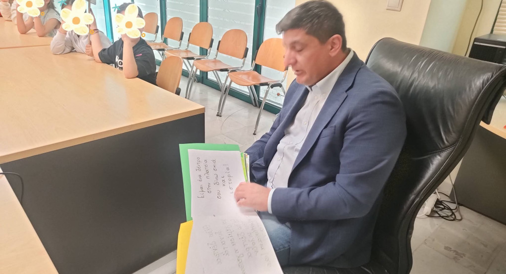 «Πέλλα: Μαθητές παρουσίασαν το βιβλίο “Η πόλη των ονείρων μου” στον δήμαρχο