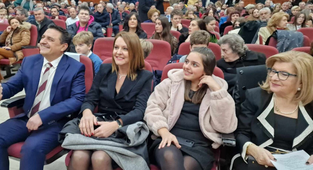 Η δύναμη της μητρότητας πίσω από μια οικογένεια προσφοράς