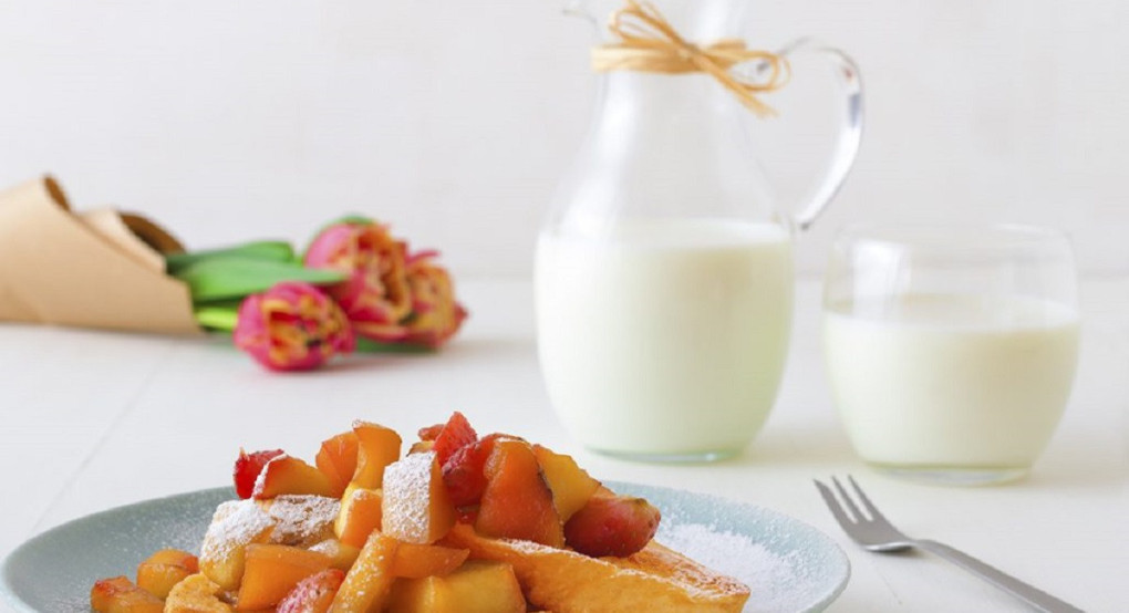 Αυγόφετες με τσουρέκι και φρέσκα φρούτα