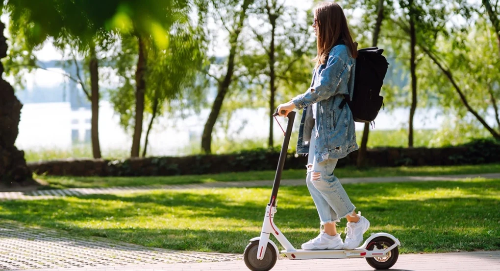 Χάος με τα ηλεκτρικά πατίνια στους δρόμους: Γεμίζουν τα επείγοντα με ανήλικους