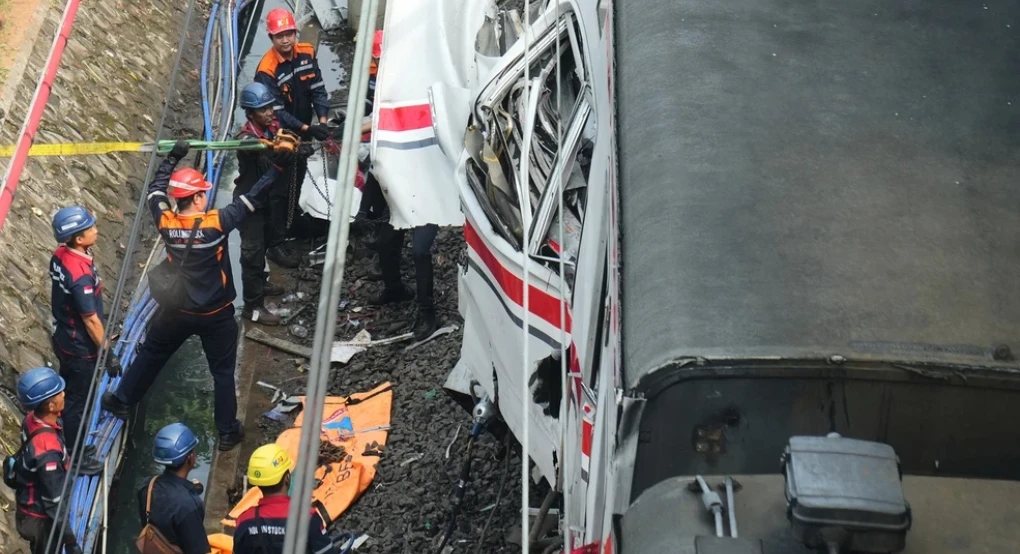 Σιδηροδρομική τραγωδία στην Ινδονησία: Τουλάχιστον 14 νεκροί από τη σύγκρουση τρένων