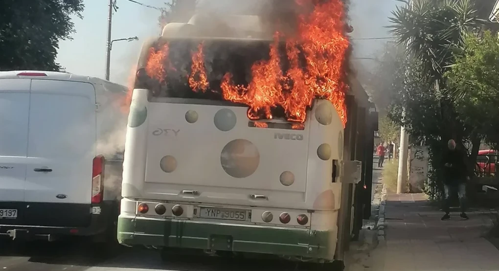 Φωτιά σε εν κινήσει αστικό λεωφορείο στο Ίλιον