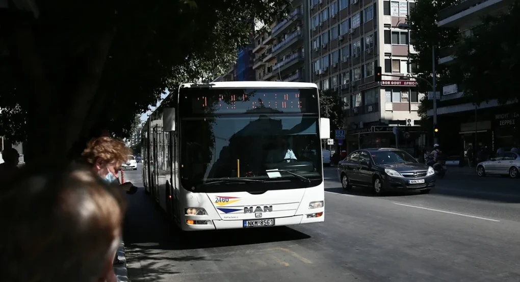 Θεσσαλονίκη: Ανήλικοι πέταξαν πέτρες σε εν κινήσει αστικό λεωφορείο και έσπασαν τα τζάμια του