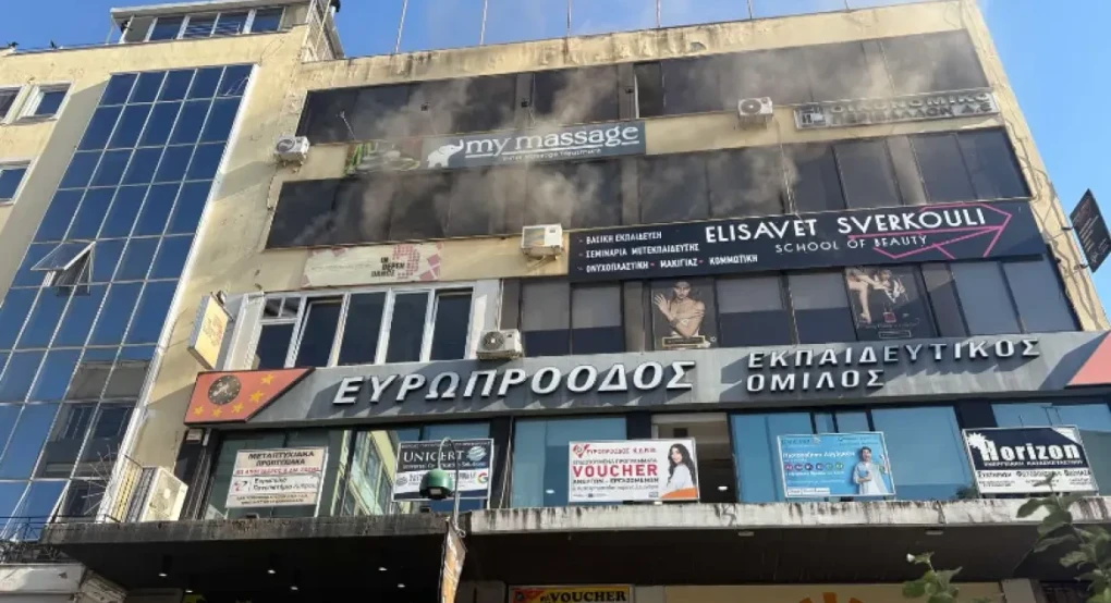 Φωτιά σε επιχείρηση στο κέντρο της Λάρισας, ισχυρές δυνάμεις της πυορσβεστικής στην περιοχή