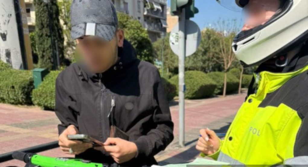 Εξόρμηση της τροχαίας για τα ηλεκτρικά πατίνια – Συνελήφθη οδηγός που κινούνταν με 72 χλμ/ώρα στη Συγγρού