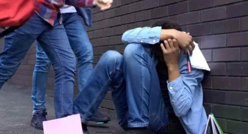 Νέα Φιλαδέλφεια: 25χρονος έσπασε το σαγόνι 17χρονου μαθητή ΑμεΑ για ένα σκούντημα – Δυο συλλήψεις