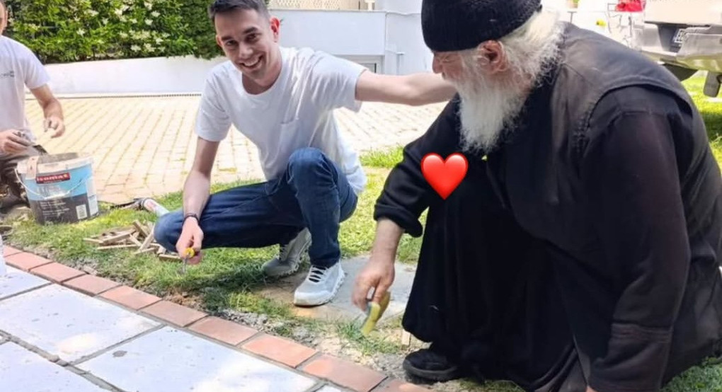 Συγκινητική στιγμή στην αυλή του σπιτιού του Κώστα Σαμαρά
