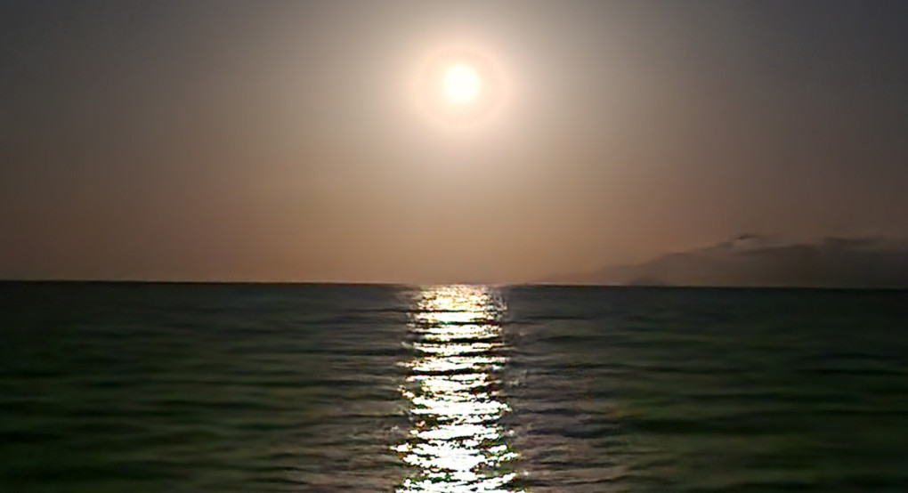 Η Τελευταία Πανσέληνος της Άνοιξης Φώτισε τη Θάλασσα