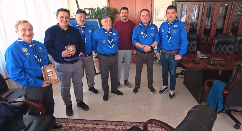 Τιμητική πλακέτα στον Δήμαρχο Γιάννη Τσεπκεντζή από την Ένωση Παλαιών Προσκόπων Έδεσσας