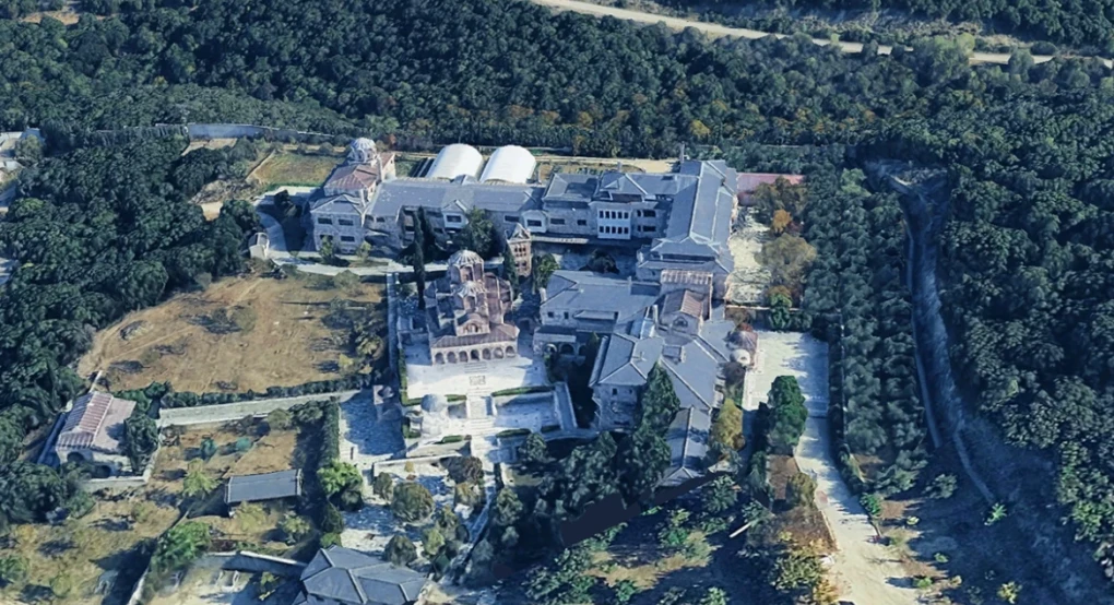 Η «ιερή offshore» της Μονή Εμμαούς με τις βίλες και τα οικόπεδα