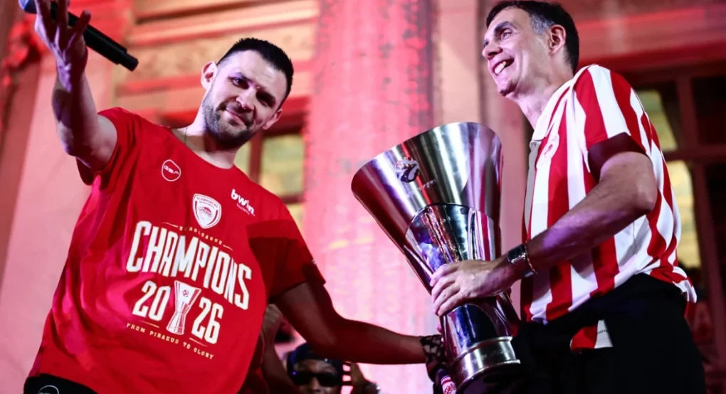 Η τιμητική κίνηση του Παπανικολάου προς τον Μπαρτζώκα, το σύνθημα που είπε και το ευχαριστώ του που συγκίνησε