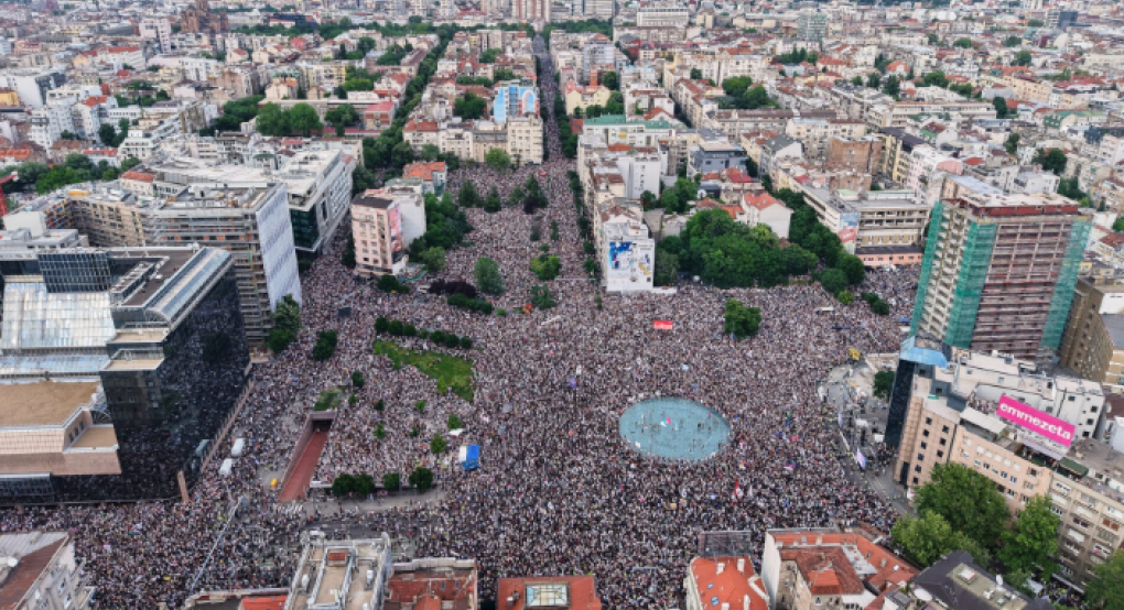 Μαζική αντικυβερνητική συγκέντρωση στο Βελιγράδι – Ζητούν «κράτος δικαίου και όχι της μαφίας»