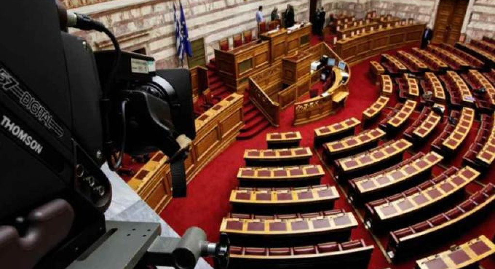 «Σφάχτηκαν» στην Ολομέλεια Κωνσταντοπούλου-Κομνηνάκα: «Είσαι τόσο ξεφτιλισμένη;», «Οι φασίστες μιλάνε έτσι»