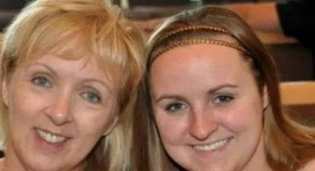 Κορωνοϊός - viral φωτό: Μάνα τυλίγει τη νοσοκόμα κόρη της με σεντόνι για να μπορέσει να την αγκαλιάσει