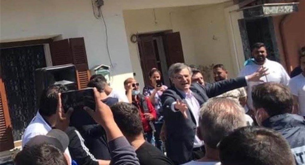 Αυτή είναι η φωτογραφία της ημέρας: Ολοι υποκλίνονται στον σπουδαίο άνθρωπο Σωτήρη Τσιόδρα