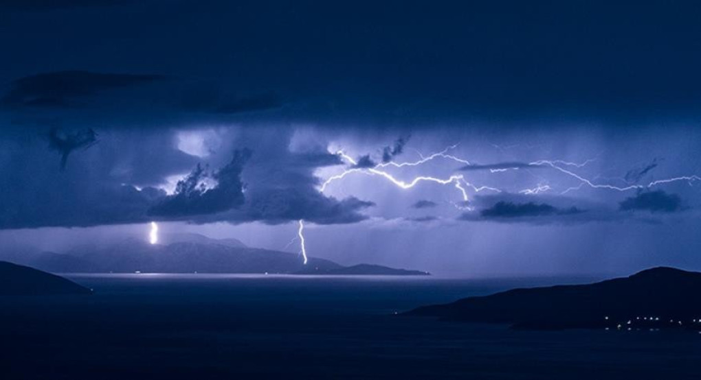 Καιρός: Καταιγίδες και χιόνια στα ορεινά την Τρίτη