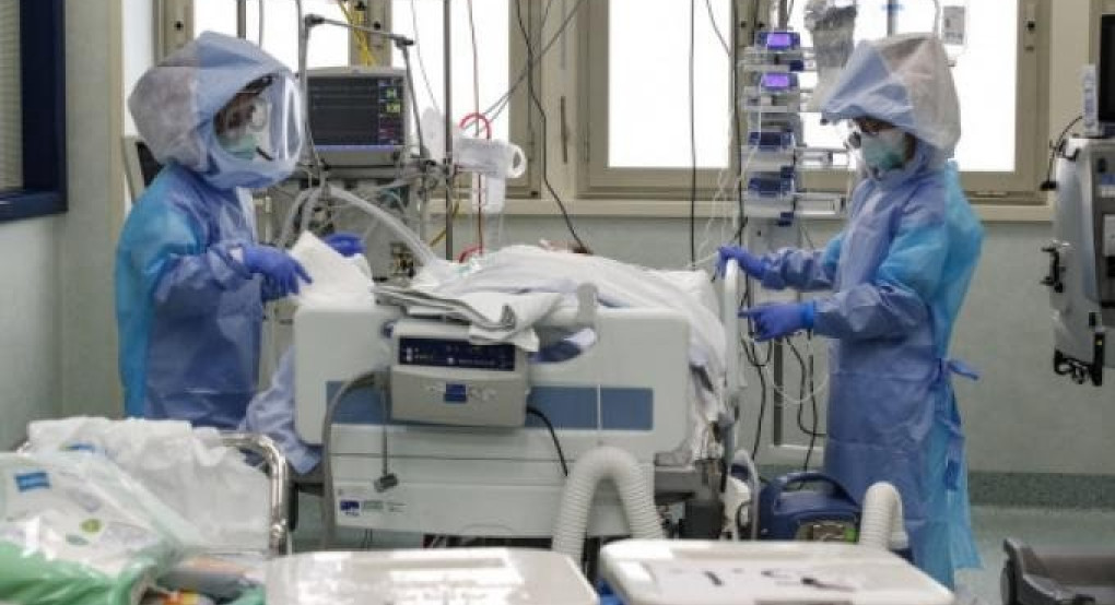 Κορωνοϊός- Μόσχα: Ασθενοφόρα με ασθενείς «περιμένουν ώρες» έξω από νοσοκομεία-Τεράστια εισροή