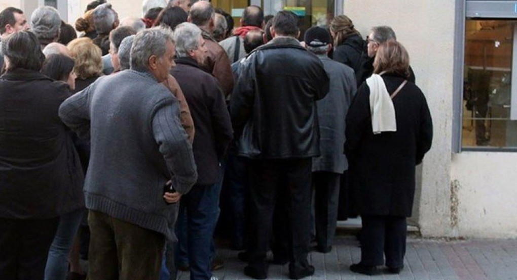 «Επικίνδυνες ουρές» στα ΑΤΜ-Συνεχίζεται για δεύτερη ημέρα η ταλαιπωρία των πολιτών