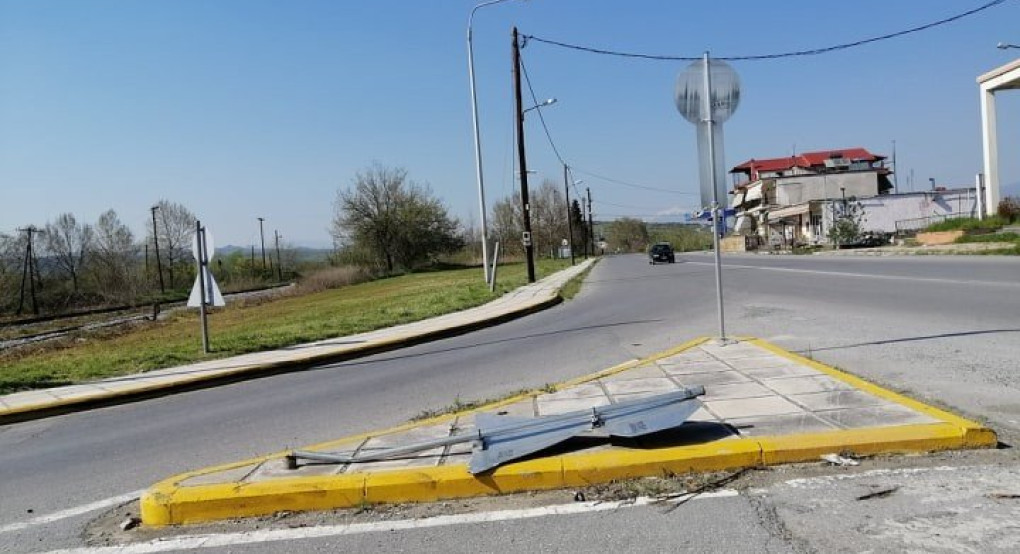 Σκύδρα: μέχρι πότε θα είναι πεσμένη η πινακίδα στην διάβαση των τρένων στην είσοδο της πόλης;
