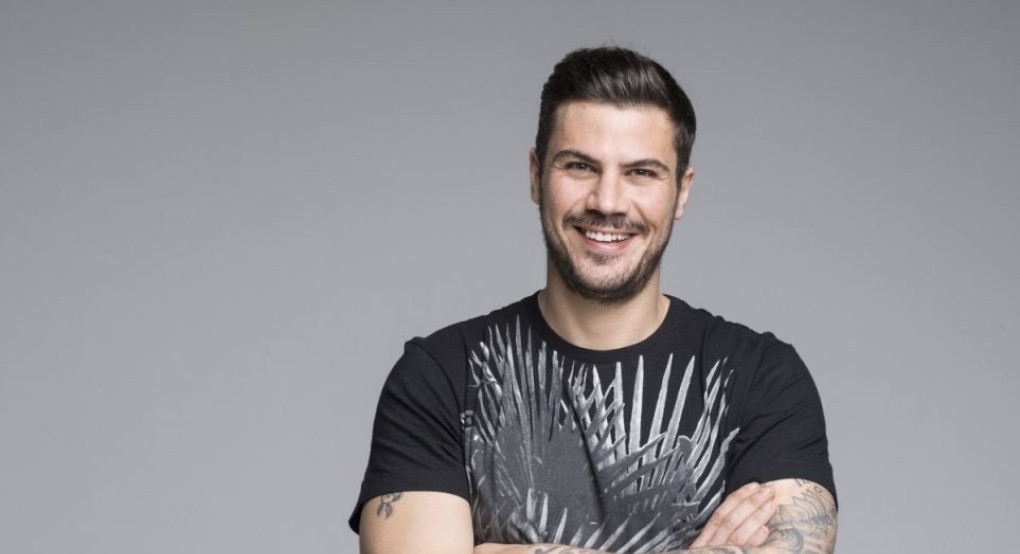 O Άκης Πετρετζίκης μας προτείνει γευστικότατο κοκορέτσι στον φούρνο