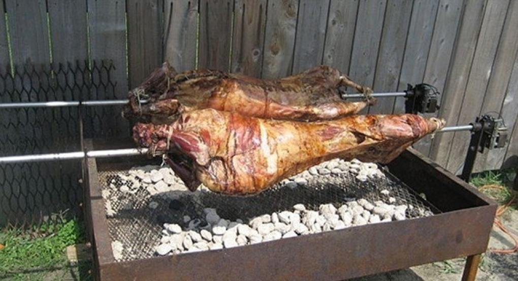 Αυτόφωρο και στον Εισαγγελέα για όσους πιαστούν να σουβλίζουν αρνί σε πυλωτές