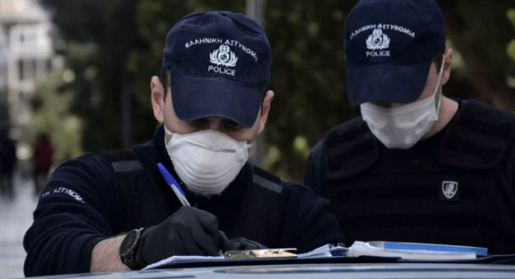 Θεσσαλονίκη: H στιγμή που αστυνομικοί σταματούν τους ελέγχους για να στείλουν το μήνυμα (vid)