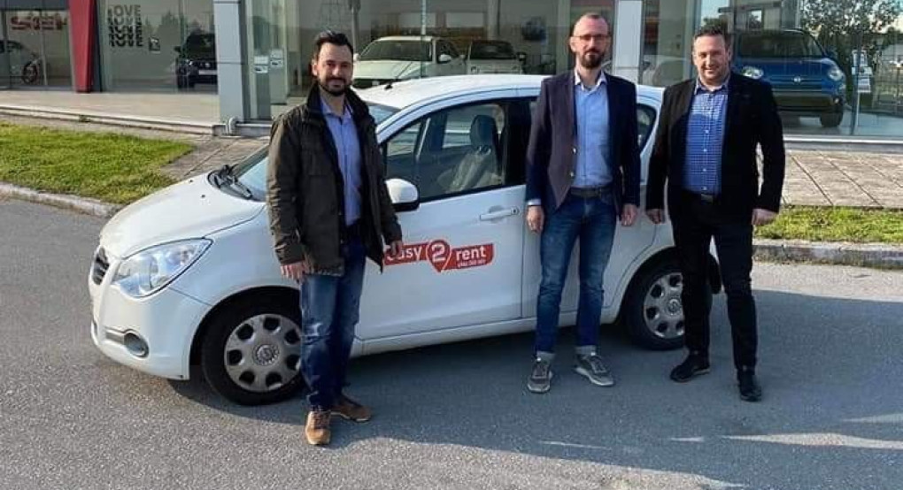 Ο Χρήστος Μπατσης παρέλαβε τα αυτοκίνητα και ευχαριστεί τον Λύσανδρο 