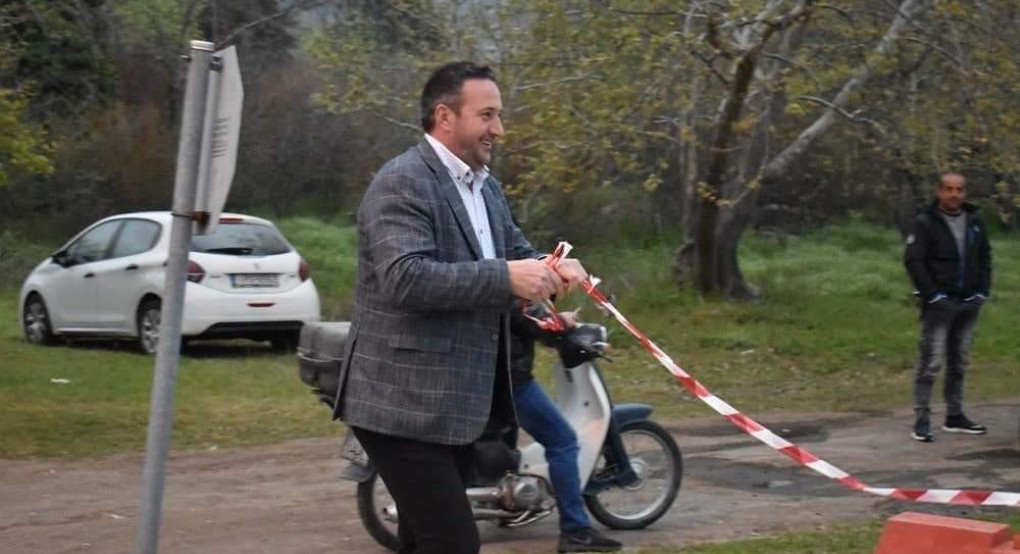 Το τέλος της καραντίνας στη Φούστανη - ο Δήμαρχος κόβει την κορδέλα (βίντεο)