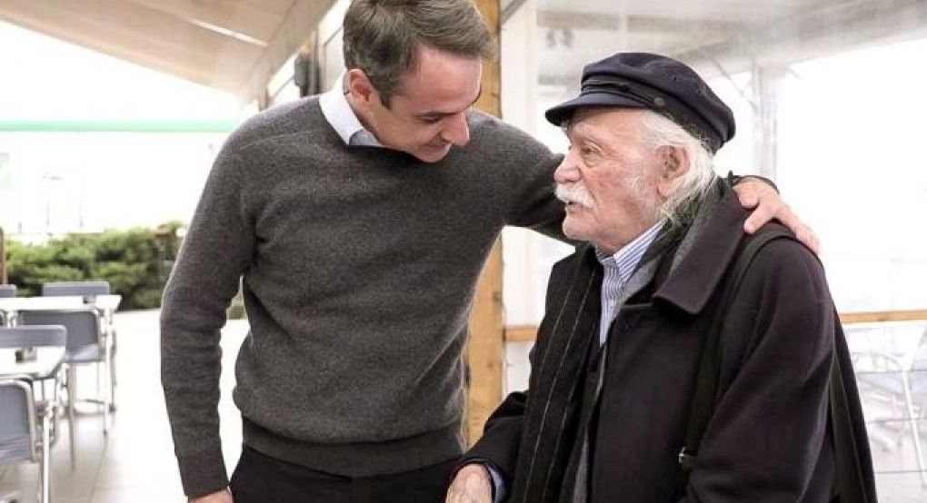 Μητσοτάκης για Γλέζο: «Το έθνος χαμηλώνει τις σημαίες του για να περάσει ένας μεγάλος Έλληνας»