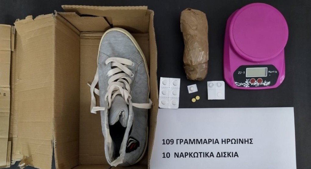 Παρέλαβαν δέμα με παπούτσια που έκρυβαν ηρωίνη