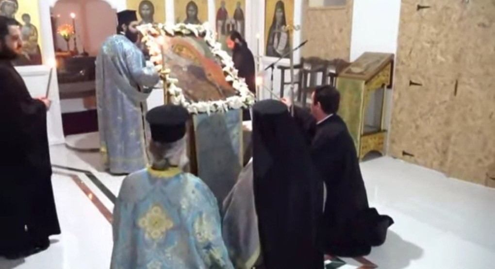 Στα γόνατα έψαλε τον Ακάθιστο Ύμνο ο Μητροπολίτης Μορφου