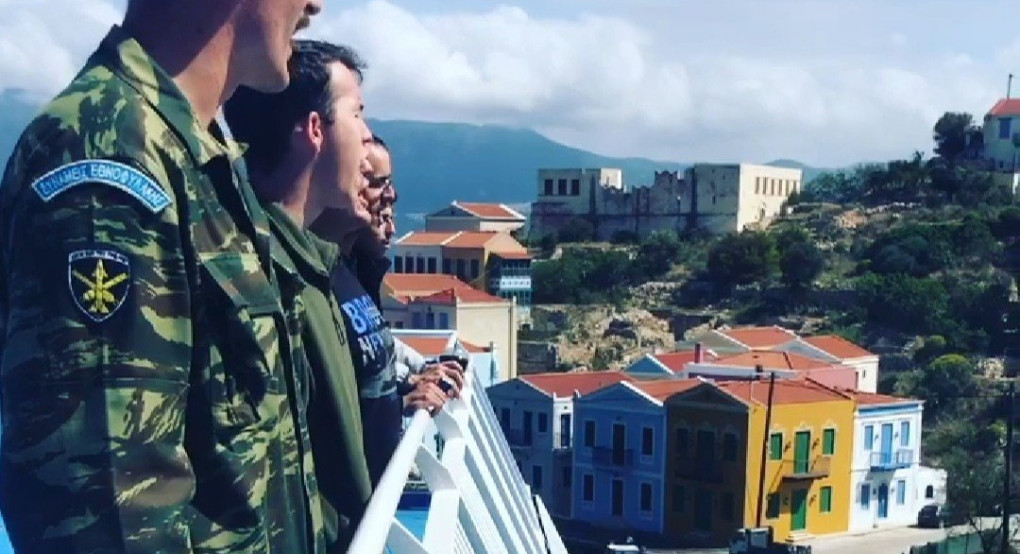 Εθνική υπερηφάνεια: Έλληνες στρατιώτες τραγουδούν στο Καστελόριζο τον εθνικό ύμνο 