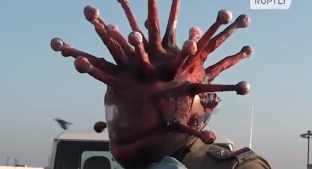 Αστυνομικοί στην Ινδία φόρεσαν κράνη σε σχήμα... κορωνοϊού   